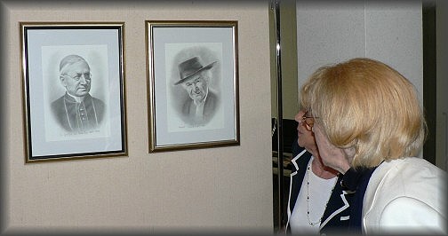 Besucher betrachten die Portraitzeichnungen von Bischof Ignatius von Senestrey und Herbert Molwitz